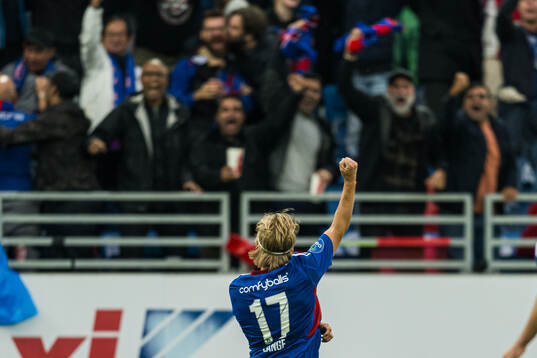 Carl Lange of Vålerenga celebrates