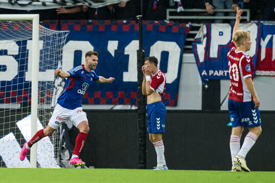 Muamer Brajanac of Vålerenga celebrates
