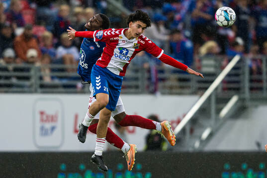 Fidel Brice Ambina of Vålerenga and Salim Laghzaoui of Lyn