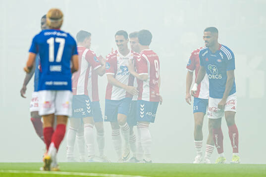 Players of Lyn celebrates