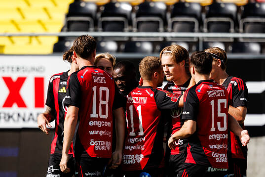 Östersunds Sebastian Karlsson Grach jublar