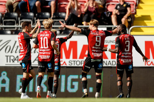 Östersunds Sebastian Karlsson Grach jublar