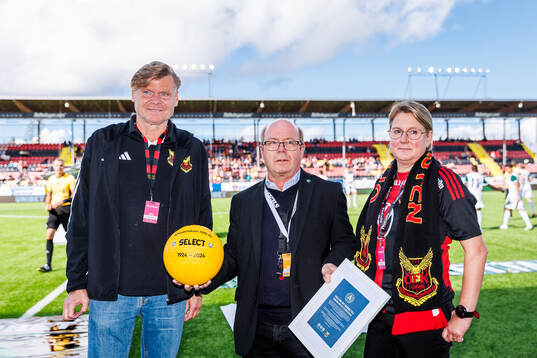 Östersund FK Elitfotbolls ordförande Tom Pripp får en