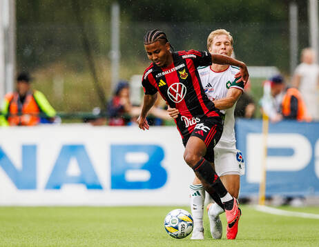 Östersunds Nebiyou Perry och Skövde AIKs Samuel Sörman