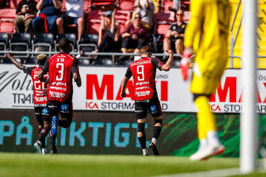 Östersunds Sebastian Karlsson Grach jublar