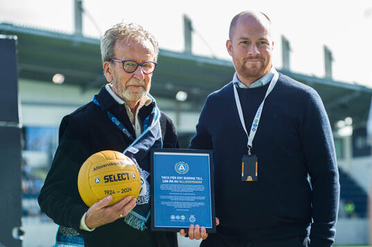 Representant från Svensk Elitfotboll delar ut