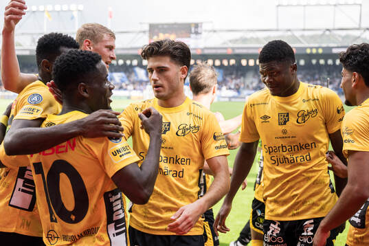 Elfsborgs Michael Baidoo jublar med Besfort Zeneli och