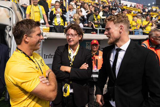 Anders Svensson i samtal med Elfsborgs klubbchef Stefan