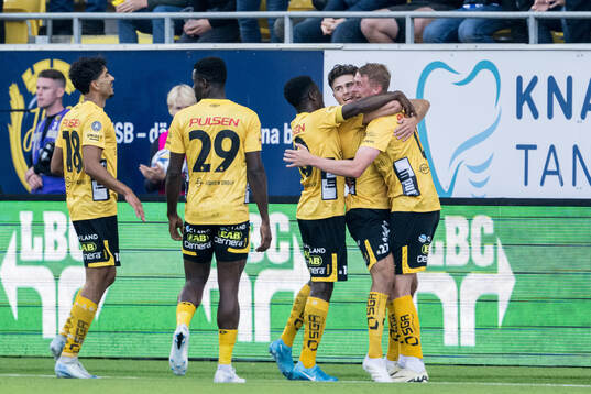 Elfsborgs Emil Holten jublar med lagkamrater