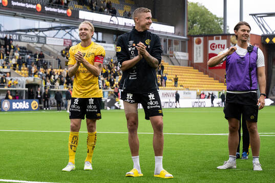 Elfsborgs Johan Larsson och Sebastian Holmen  jublar