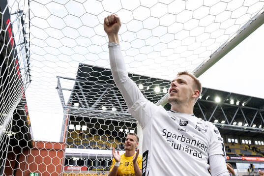 Elfsborgs målvakt Isak Pettersson jublar