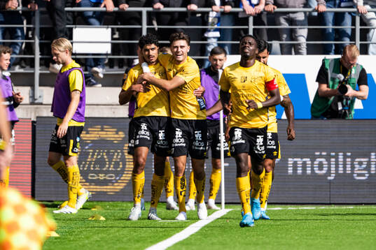 Elfsborgs Ahmed Qasem jublar med Besfort Zeneli