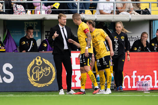 Elfsborgs manager Oscar Hiljemark diskuterar med Sebastian