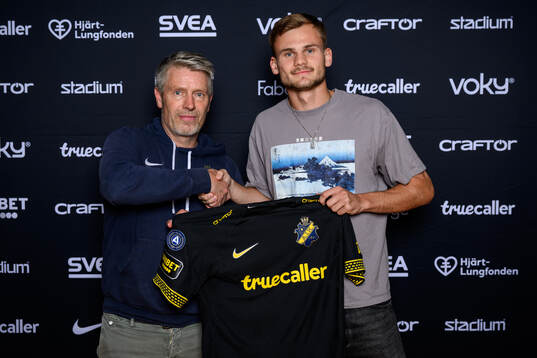 AIKs sportchef Thomas Berntsen och Oscar Uddenäs