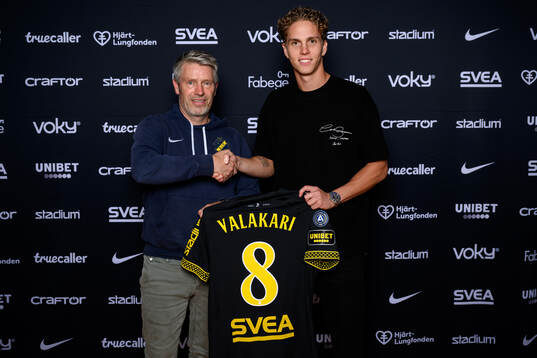 AIKs sportchef Thomas Berntsen och Onni Valakari