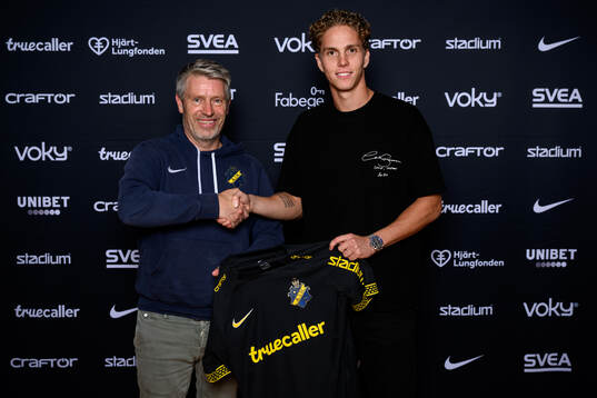 AIKs sportchef Thomas Berntsen och Onni Valakari