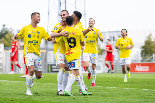Falkenbergs Nils Bertilsson jublar med laget