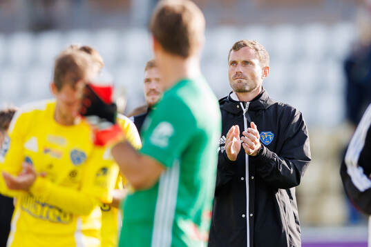 Falkenbergs assisterande tränare Tobias Tuvesson jublar