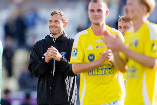 Falkenbergs assisterande tränare Tobias Tuvesson jublar