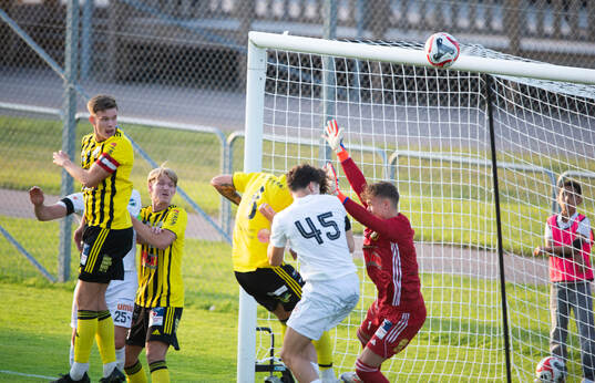 IFK Hässleholms 18-årige målvakt Alve Lind tippar bollen