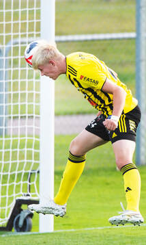IFK Hässleholms Linus Roslund nickar i matchen i division