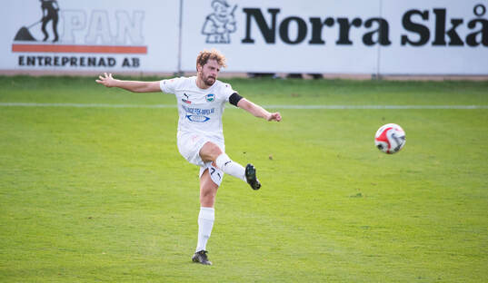 Österlens Robin Asaad i matchen i division 2 mellan IFK