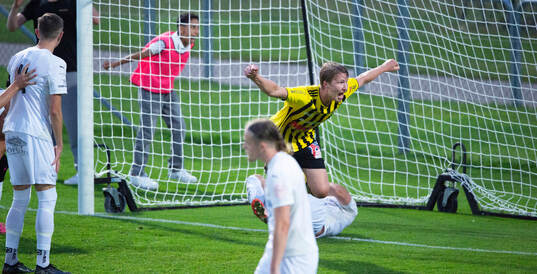 IFK Hässleholms Hugo Arvidsson har nickat in 2-1 och