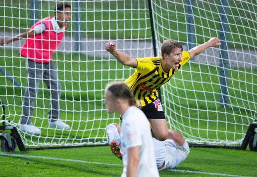 IFK Hässleholms Hugo Arvidsson har nickat in 2-1 och