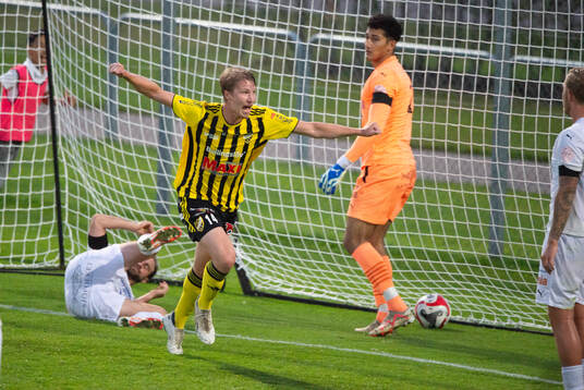 IFK Hässleholms Hugo Arvidsson har nickat in 2-1 och
