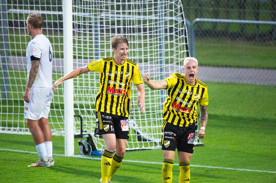 IFK Hässleholms Hugo Arvidsson har nickat in 2-1 och jublar
