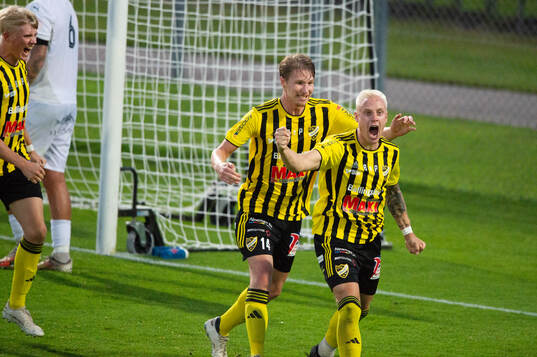 IFK Hässleholms Hugo Arvidsson har nickat in 2-1 och jublar