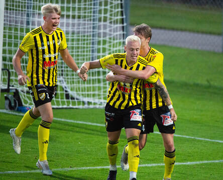 IFK Hässleholms Hugo Arvidsson har nickat in 2-1 och jublar