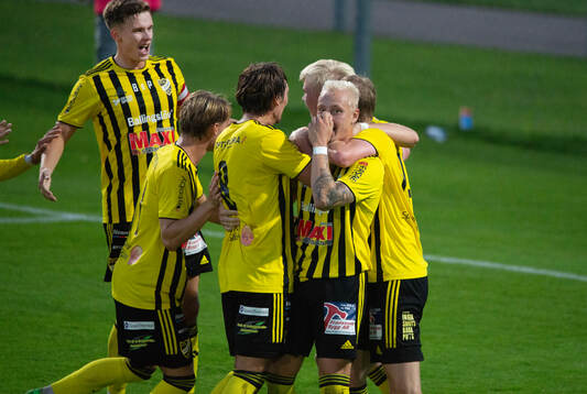 IFK Hässleholms Hugo Arvidsson har nickat in 2-1 och jublar