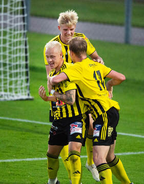 IFK Hässleholms Hugo Arvidsson har nickat in 2-1 och jublar