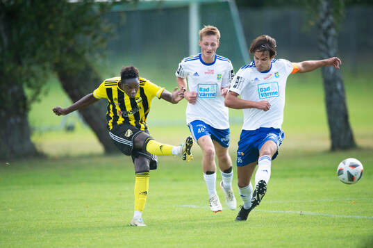 IFK Hässleholms Wisdom Anaedo skjuter 1-0 (ett av sina