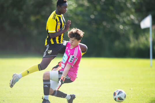 IFK Hässleholms Wisdom Anaedo rundar Ystads målvakt och