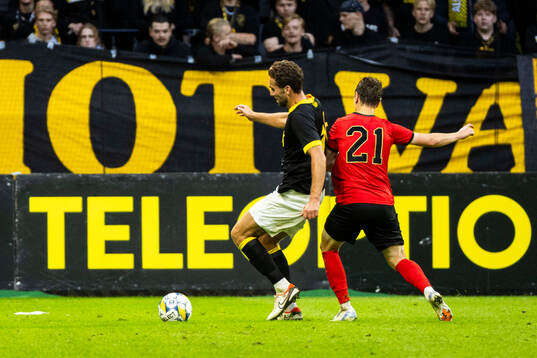 AIKs Benjamin Tiedemann Hansen och Brommapojkarnas Alex