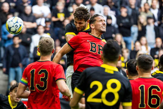 AIKs Benjamin Tiedemann Hansen och Brommapojkarnas Nikola