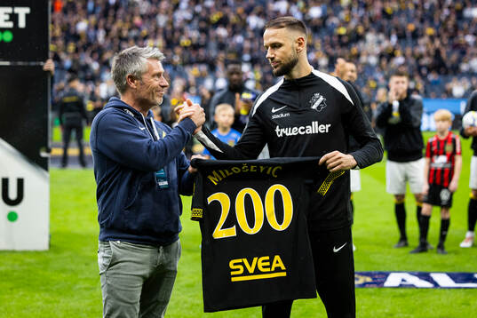 AIKs Alexander Milosevic får en jubileumsmatchtröja för