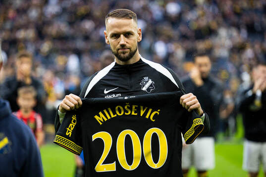 AIKs Alexander Milosevic får en jubileumsmatchtröja för