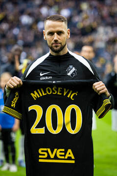 AIKs Alexander Milosevic får en jubileumsmatchtröja för
