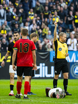 Domare Fredrik Klitte visar gulkort