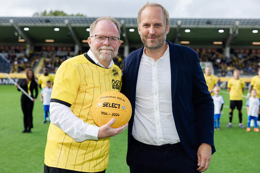 Häckens ordförande Anders Billström tar emot