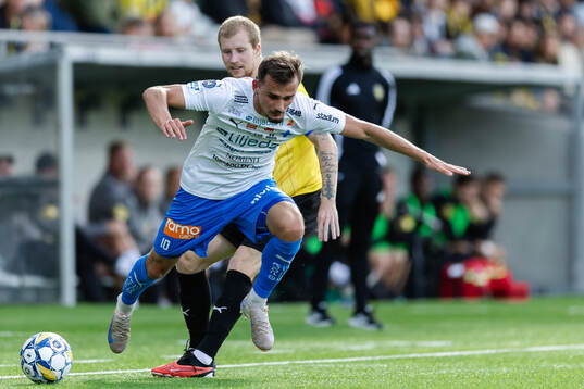 Häckens Simon Gustafson och Värnamos Ajdin Zeljkovic