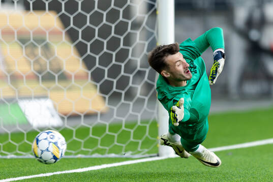 Värnamos Ajdin Zeljkovic , ej i bild, gör 1-1 bakom