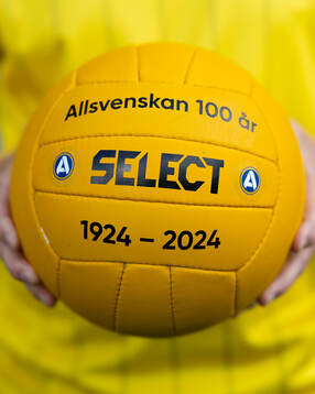 Jubileumsbollen innan fotbollsmatchen i Allsvenskan mellan