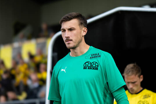 Häckens målvakt Andreas Linde innan fotbollsmatchen i