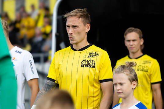 Häckens Jacob Barret Laursen innan fotbollsmatchen i