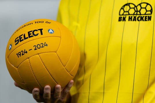 Jubileumsbollen innan fotbollsmatchen i Allsvenskan mellan