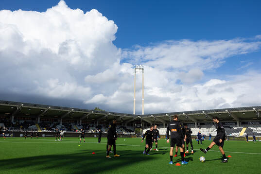 Häckens spelare värmer upp innan fotbollsmatchen i